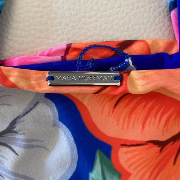 Backless One piece - Picture 4 of 8